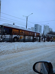 Из-за застрявших автобусов на улице Новосёлов парализовано движение 