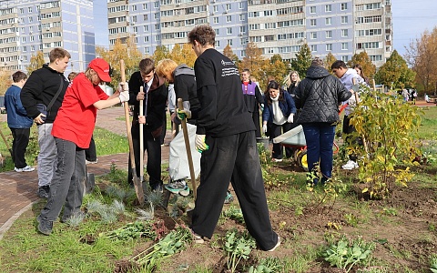 В Рязани посадили 800 деревьев и кустарников в Воскресенском сквере