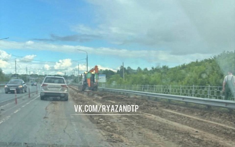 В Рязани автомобили встали в пробку из-за самосвала