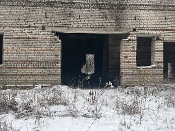 В рязанском лесу сфотографировали заброшки и лестницу в никуда - 62ИНФО В рязанском лесу сфотографировали заброшки и лестницу в никуда