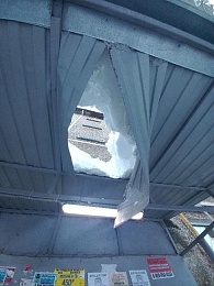 В Рязани сосулька пробила козырёк подъезда