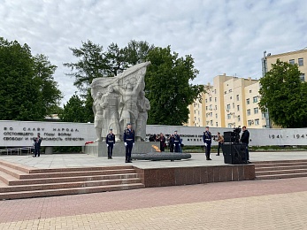 В Рязани 9 Мая возложили цветы к Вечному огню и развернули Георгиевскую ленту