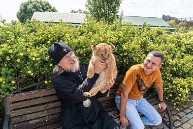 Митрополит Марк познакомился с львенком из Ряжского зоопарка