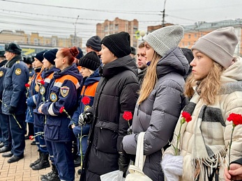 В Рязани в День неизвестного солдата возложили цветы к памятнику Победе