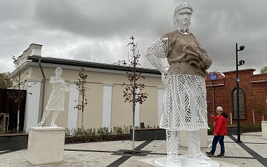 На Рязанской ВДНХ поставили найденные в Оке призраки-скульптуры СССР