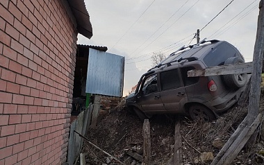 В Пронске автомобиль едва не свалился с крутого спуска на жилые дома