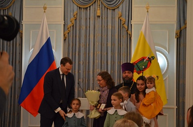 Губернатор Павел Малков поздравил многодетных с Днём матери