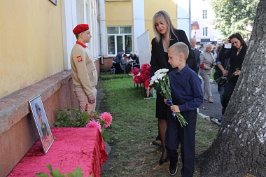 В Рязани на школе №13 открыли мемориальную доску герою СВО Евгению Каторову