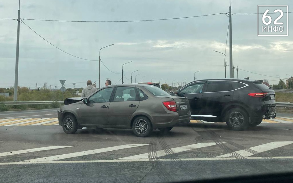 На выезде из Рязани столкнулись два легковых автомобиля - 62ИНФО На выезде из Рязани столкнулись два легковых автомобиля - 62ИНФО