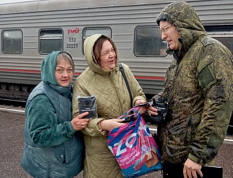 "Эшелон-62": рязанки помогают бойцам СВО в проходящих санпоездах - 62ИНФО "Эшелон-62": рязанки помогают бойцам СВО в проходящих санпоездах