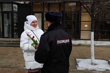Рязанская полиция поздравила местных жительниц с 8 марта