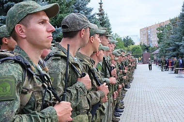 В Рязани курсанты училища ВДВ совершили марш-бросок в 70 км и получили погоны
