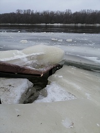 На пристани в Лесопарке Рязани под тяжестью льда погнулись металлические перила 