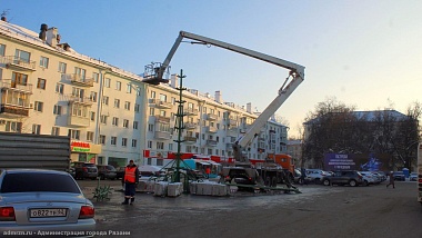 В Рязани на площади Театральной поставили 18-метровую ель