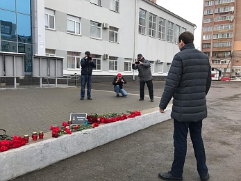 Губернатор Павел Малков возложил цветы к стихийному мемориалу в память о жертвах теракта «Крокусе»  - 62ИНФО Губернатор Павел Малков возложил цветы к стихийному мемориалу в память о жертвах теракта «Крокусе»