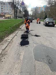 В Рязани горячим асфальтом заделали ямы на двух улицах 