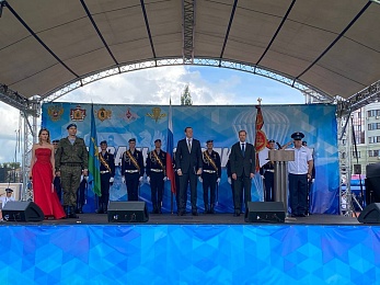 В Рязани День ВДВ отметили показательными выступлениями десантников и прыжками с парашютом