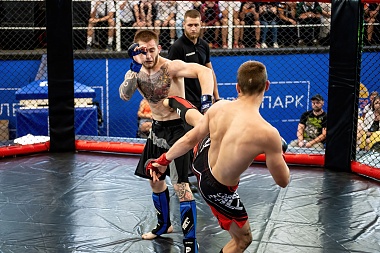 В рязанском Лесопарке прошёл турнир ММА «Битва за Рязань»