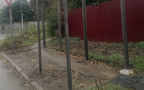 В Рязани площадку под мусор монтируют на тротуаре