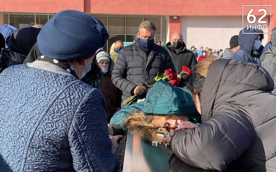 Проститься с погибшими при пожаре на рязанском заводе пришли более 2000 человек - 62ИНФО Проститься с погибшими при пожаре на рязанском заводе пришли более 2000 человек - 62ИНФО