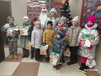 Рязанских детей поздравили сотрудники МЧС в костюмах Дедов Морозов