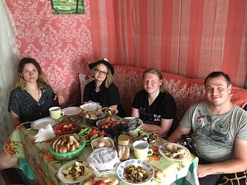 «Зовите в гости — мы приедем». Как Анфиса Охлобыстина снимает блог о Рязанской области