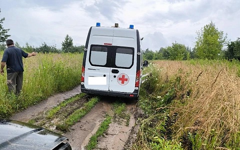 В Рязанской области карета скорой помощи застряла в грязи
