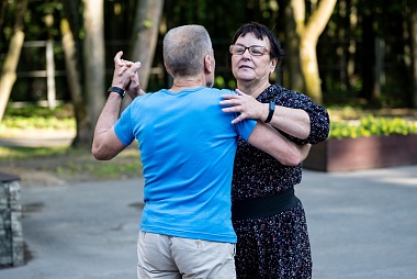 В Рязани в Лесопарке танцуют за активное долголетие - 62ИНФО В Рязани в Лесопарке танцуют за активное долголетие
