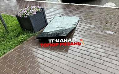 В Рязани телевизор упал с 14-го этажа на автомобиль