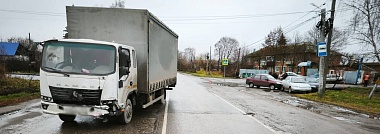 В Ряжске водитель LADA Granta пострадал в массовом ДТП с "Камазом"