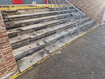 Рязанцы пожаловались на «опасную и страшную» лестницу школы №16 