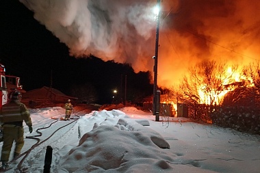 В Старожиловском округе 14 часов тушили большой пожар в жилом доме