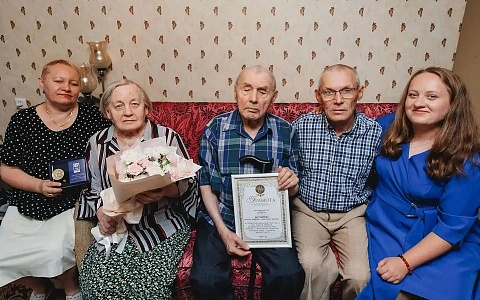 72 года вместе: Павел Малков вручил медаль "За любовь и верность" семье Быстроумовых 