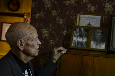 Любимов наградил ветерана Великой Отечественной - 62ИНФО Любимов наградил ветерана Великой Отечественной