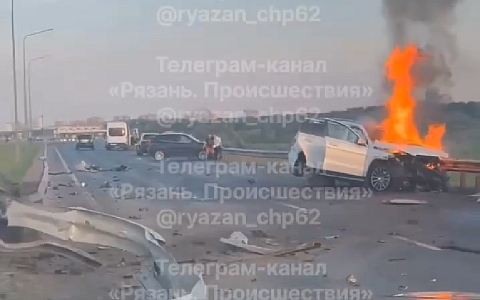 На Северной окружной в Рязани после ДТП горел автомобиль