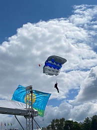 В Рязани День ВДВ отметили показательными выступлениями десантников и прыжками с парашютом