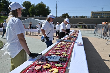 Рязанцы за 30 минут съели 100-метровый пирог на День города