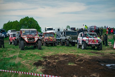 Автогонки по бездорожью прошли в Сараях в честь 80-летия Победы
