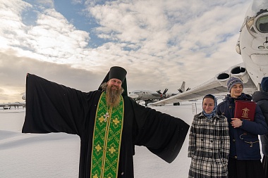  Митрополит Марк освятил стратегический ракетоносец Ту-95 «Рязань»