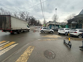 Элетросамокатчика сбили напротив здания Рязгордумы