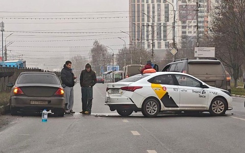 ДТП с такси на Московском шоссе спровоцировало пробку в Рязани
