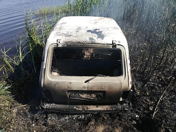 В Пронском районе во время отдыха рязанцев загорелась «Нива»