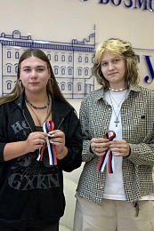 В РГУ имени Есенина раздали триколоры