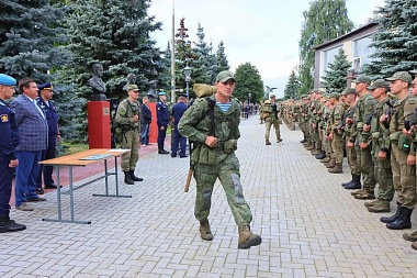В Рязани курсанты училища ВДВ совершили марш-бросок в 70 км и получили погоны