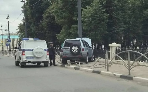 На Соборной автомобиль врезался в ограждение