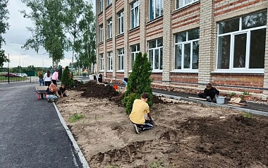 Семиклассники Мурминской школы помогли благоустроить школьный двор