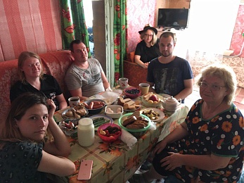 «Зовите в гости — мы приедем». Как Анфиса Охлобыстина снимает блог о Рязанской области