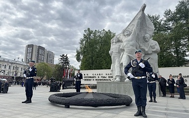 В Рязани в 9 Мая на площади Победы возложили цветы к Вечному огню