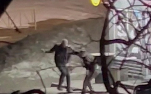 На улице Бирюзова подрались двое мужчин