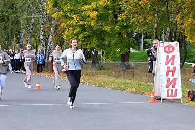 Сто школьных учителей устроили забег в парке Рязани